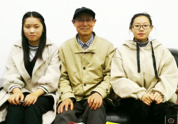 图片3:学生记者与傅老合影.png 图片3:学生记者与傅老合影.png